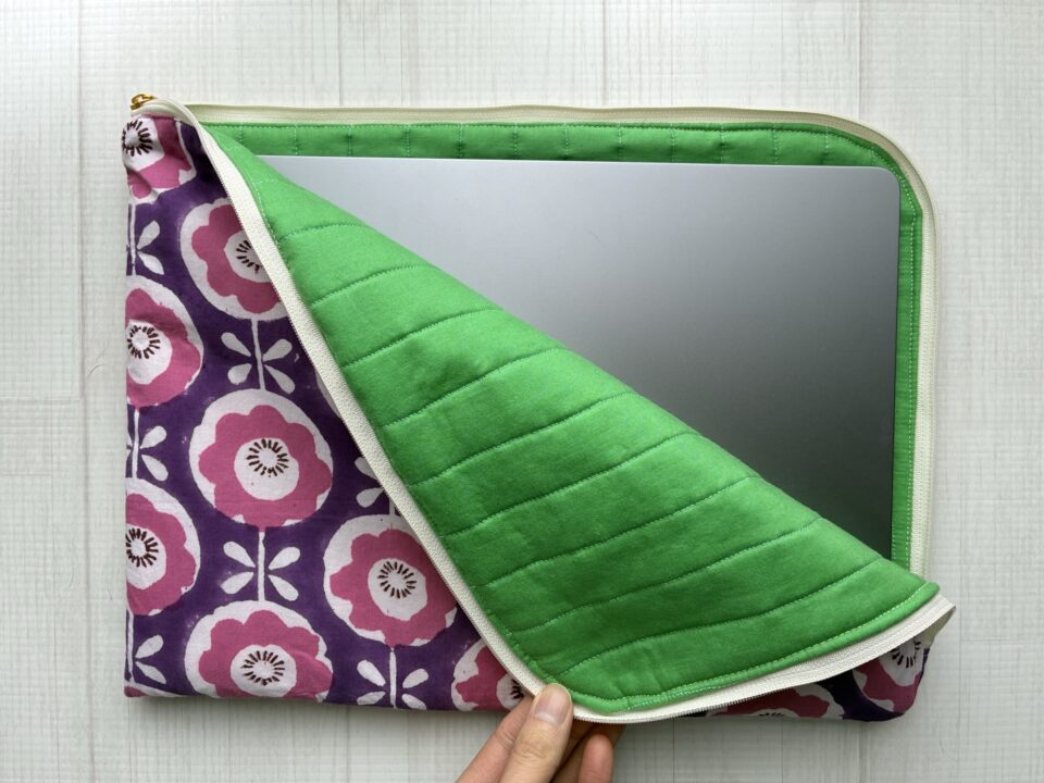 ハンドメイドのパソコンケース。内側はキルト。