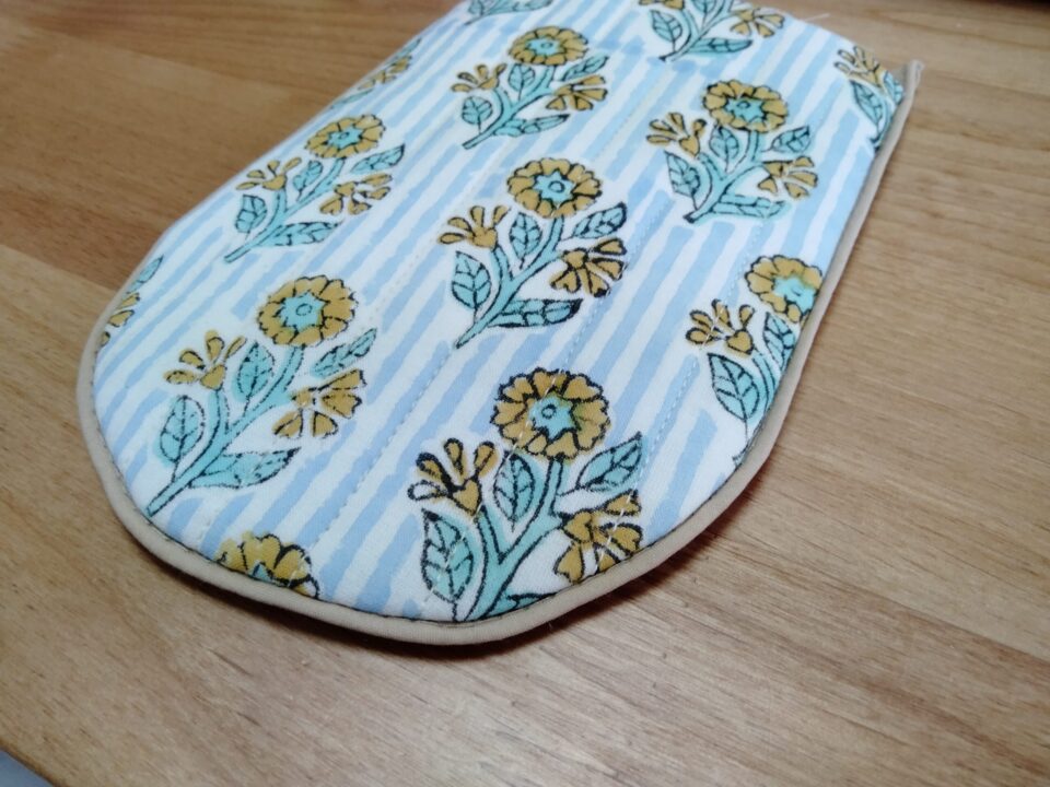 パイピングバイアステープをつけたキルト生地の蓋