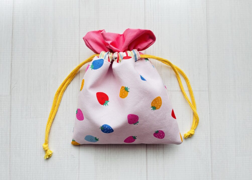 いちご柄の巾着