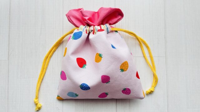 いちご柄の巾着。