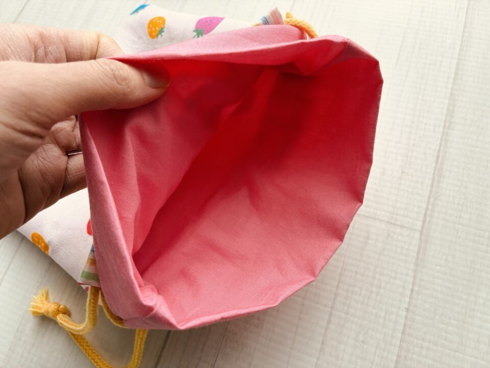 いちご柄の巾着。裏地。