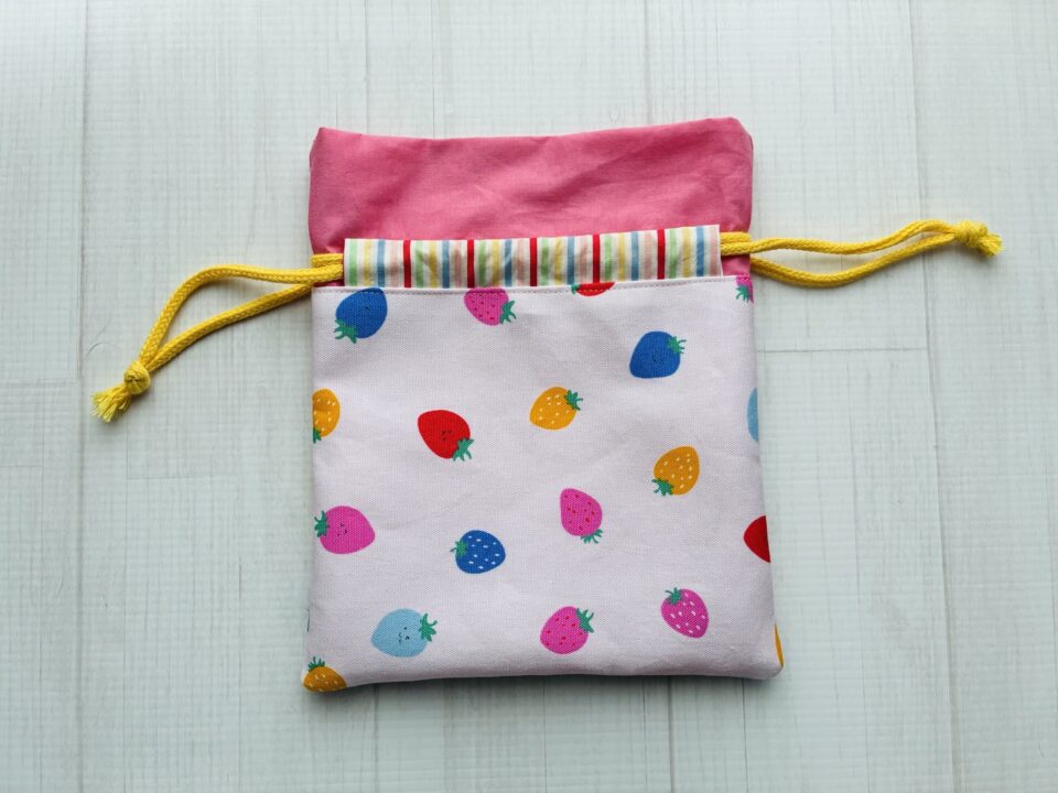 いちご柄の巾着。広げたところ。